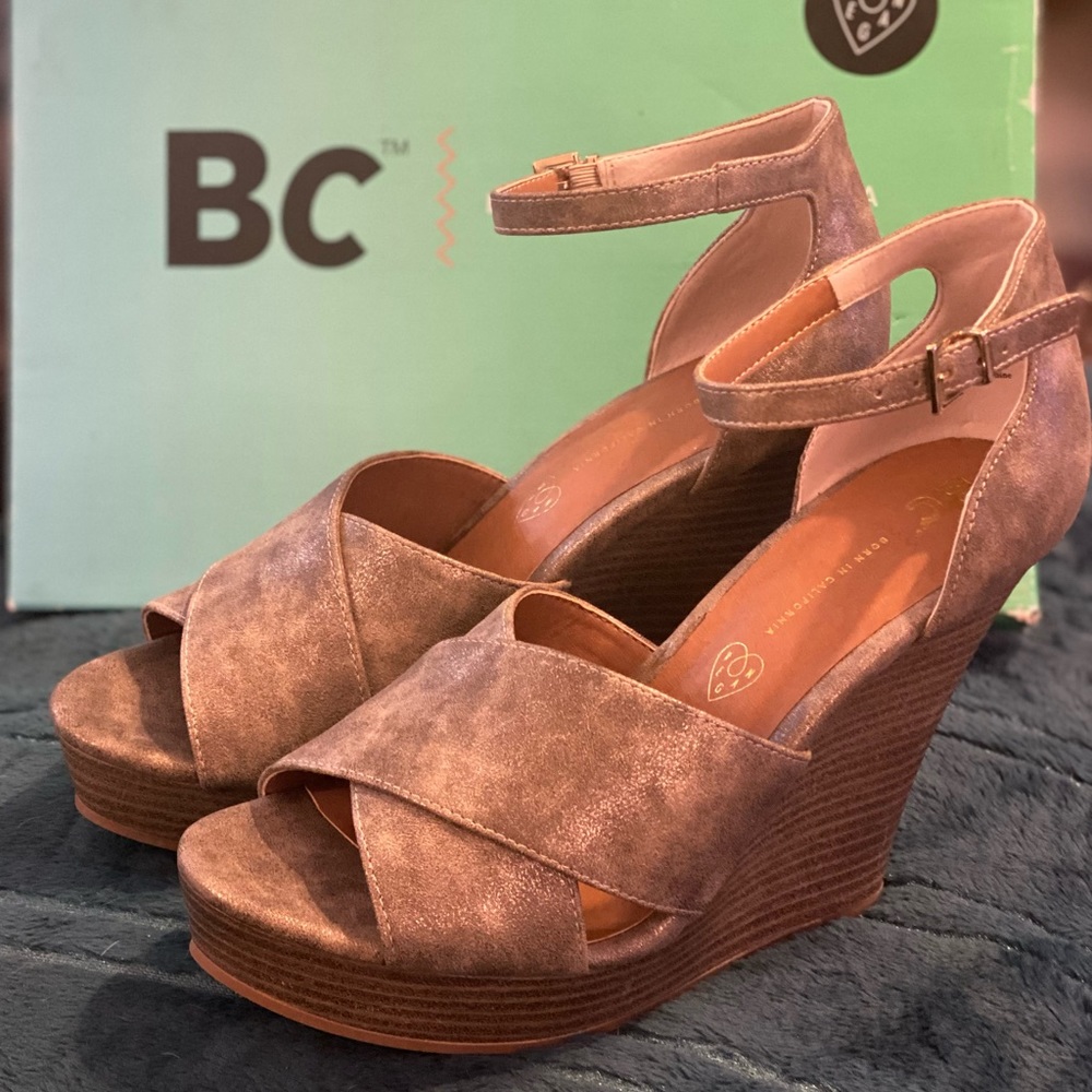 Hi! These beautiful gold wedges are brand new and never worn.
